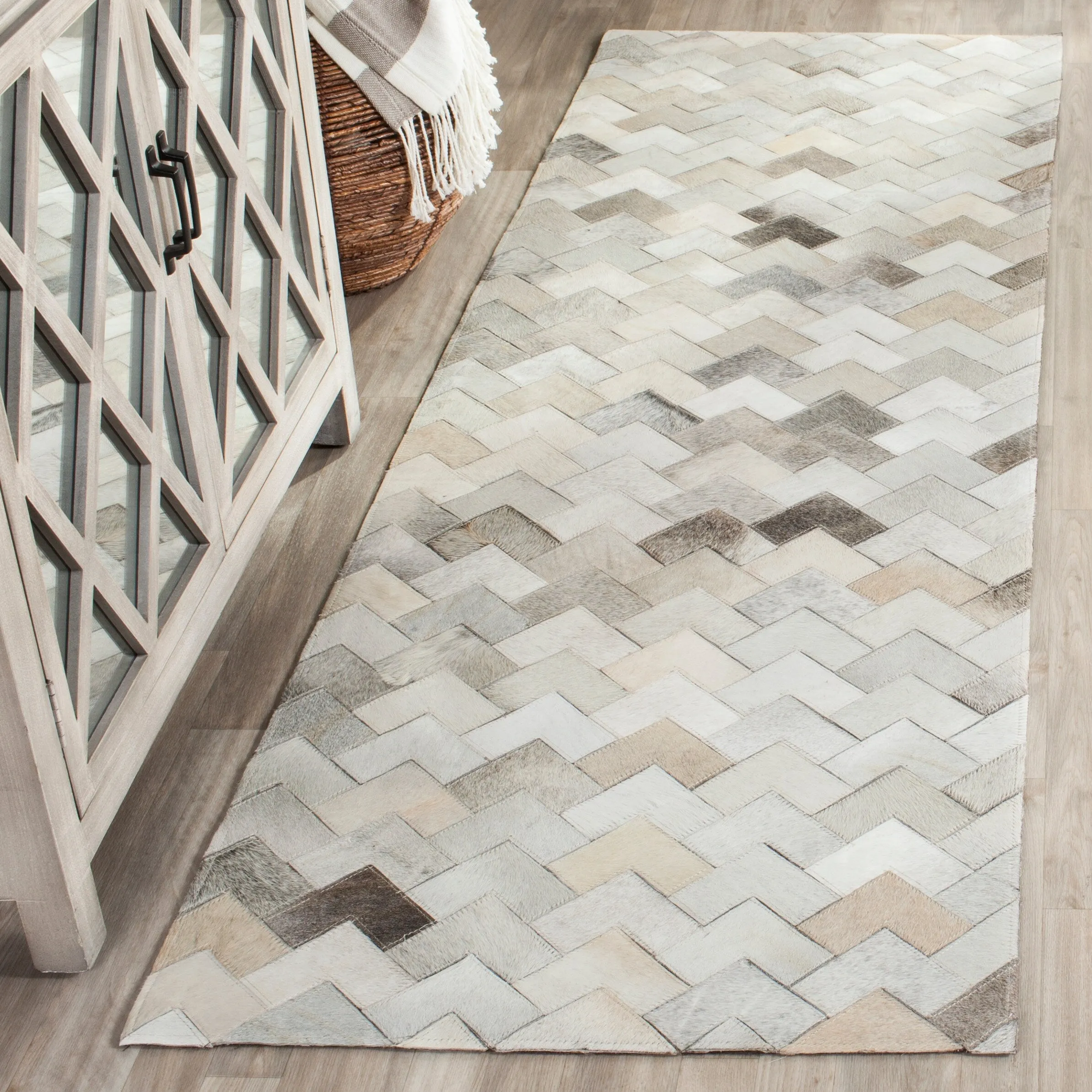 SAFAVIEH Handmade Studio Leather Momo Modern Leather Rug