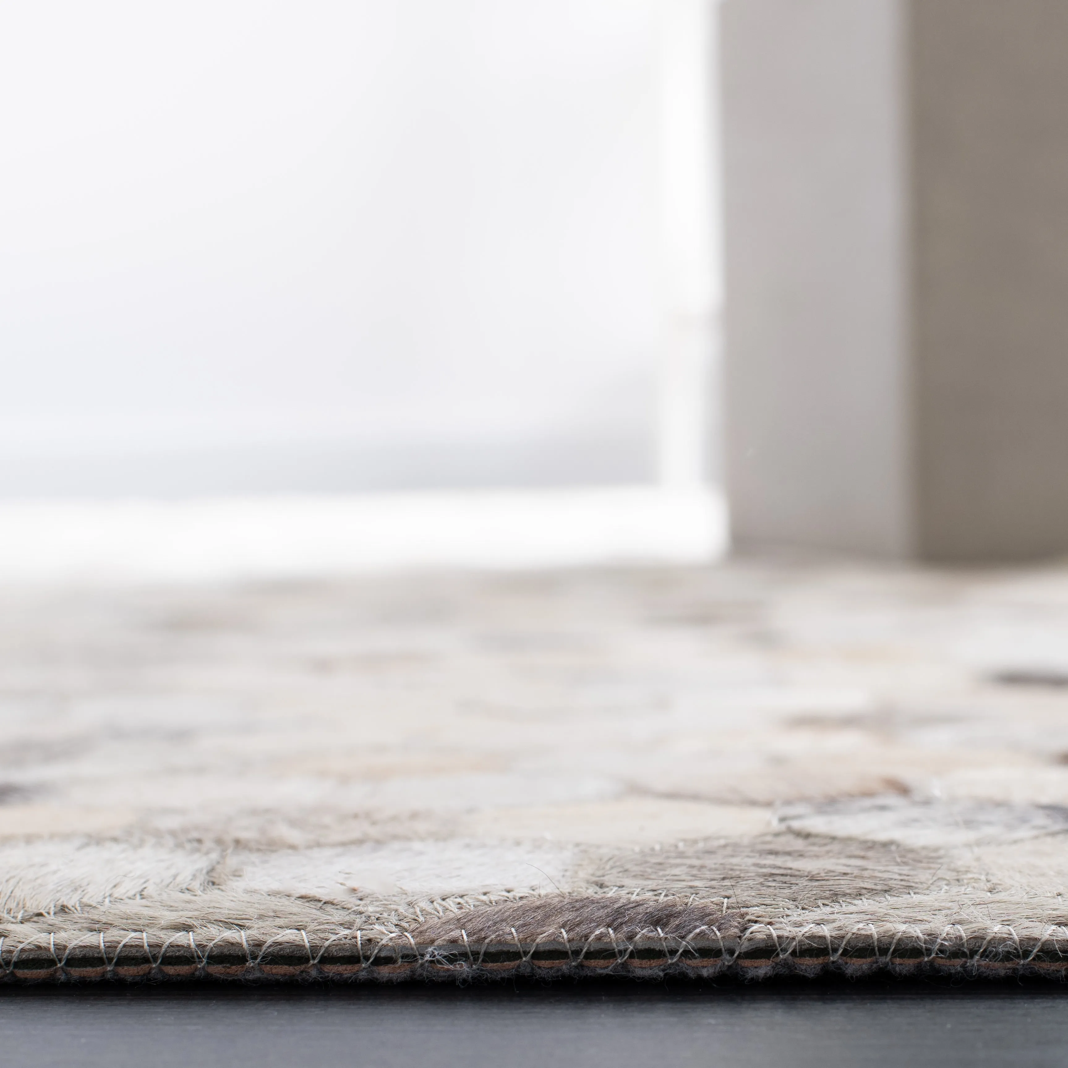 SAFAVIEH Handmade Studio Leather Nadia Modern Leather Rug