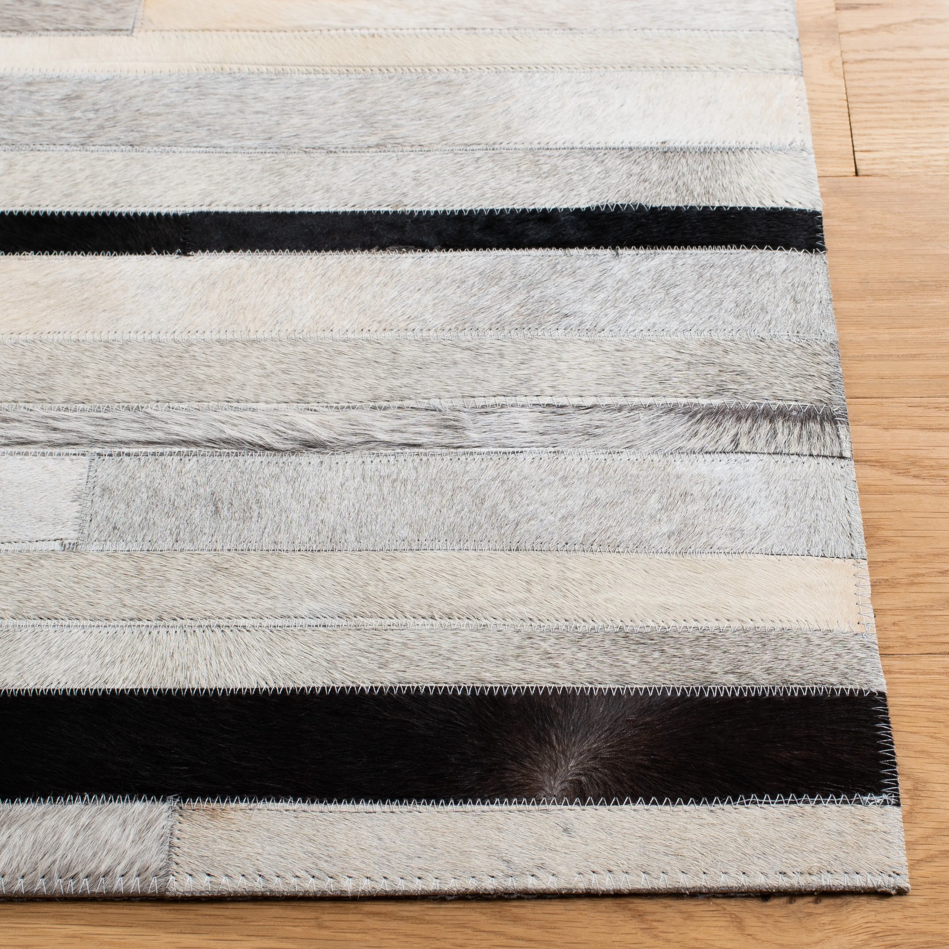 SAFAVIEH Handmade Studio Leather Syreeta Natural Hide Leather Rug