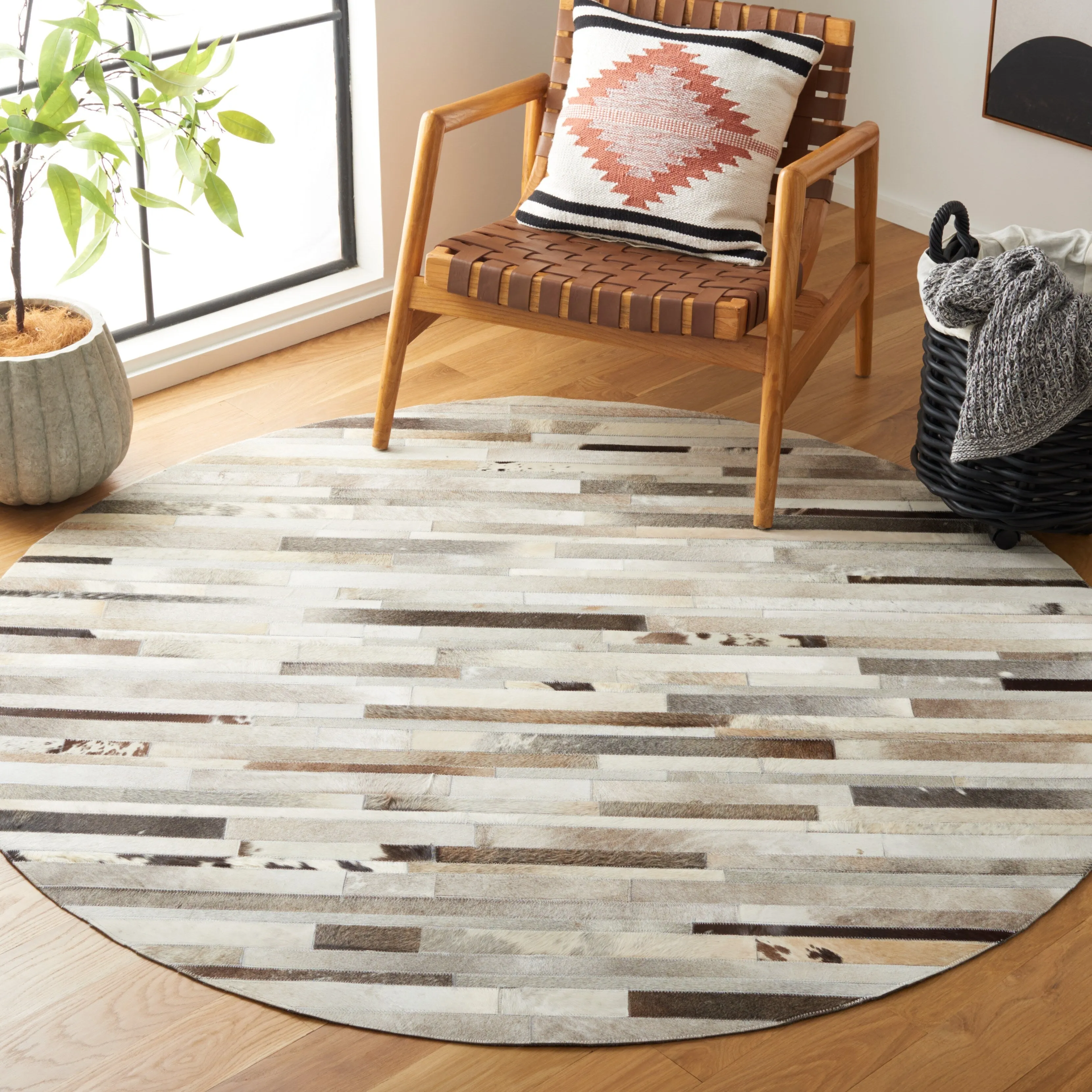 SAFAVIEH Handmade Studio Leather Tennille Modern Leather Rug
