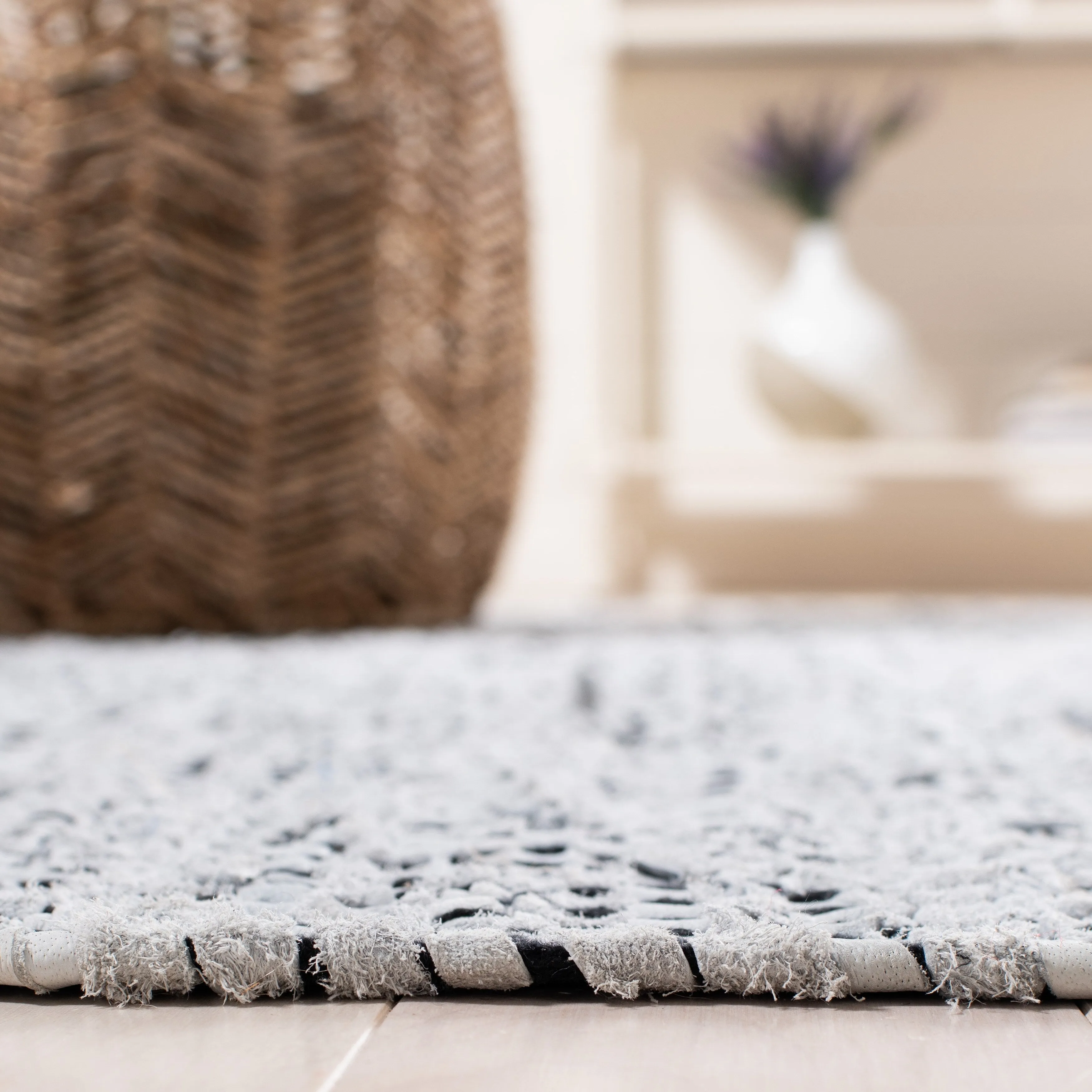 SAFAVIEH Handmade Vintage Leather Alissa Modern Fringe Rug