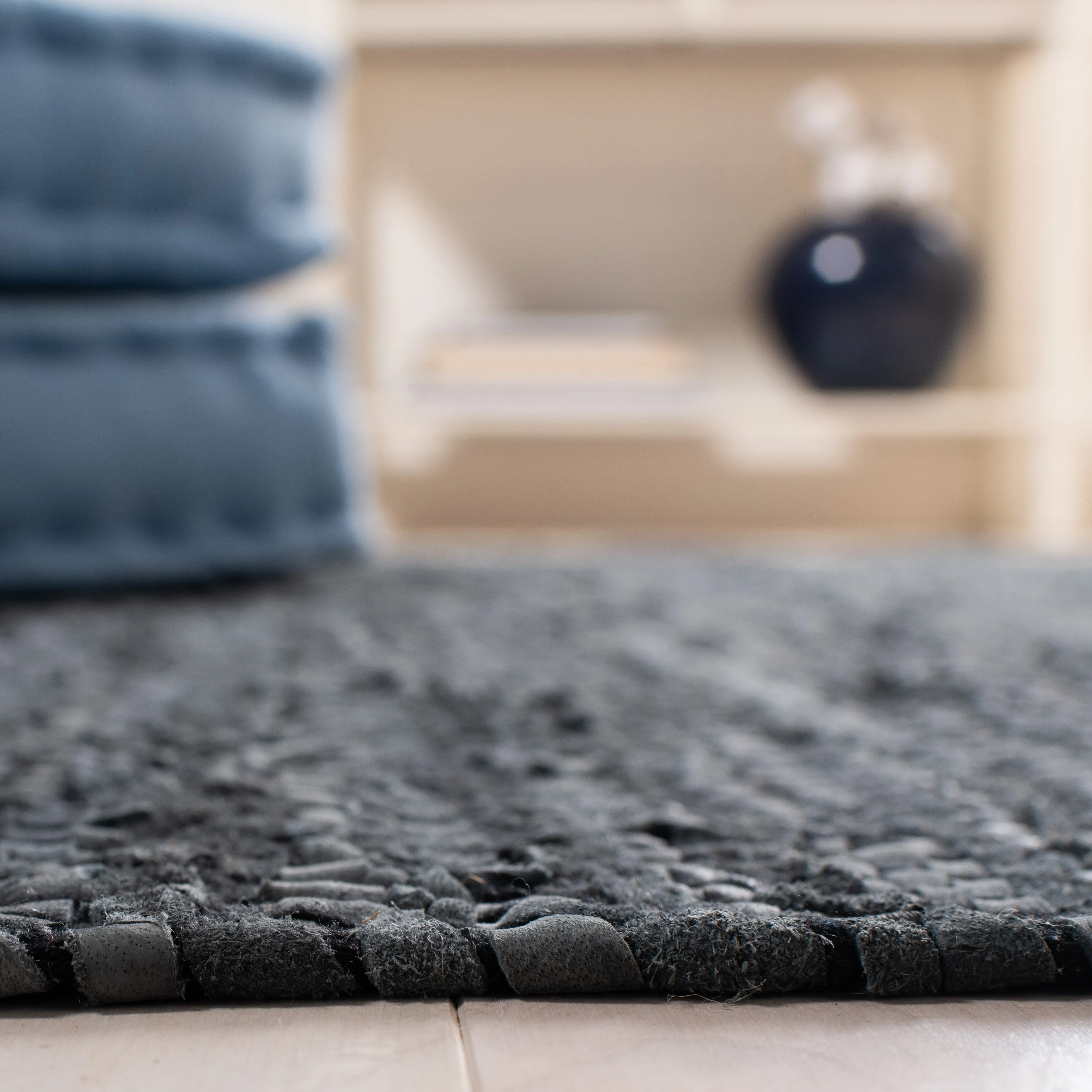 SAFAVIEH Handmade Vintage Leather Alissa Modern Fringe Rug