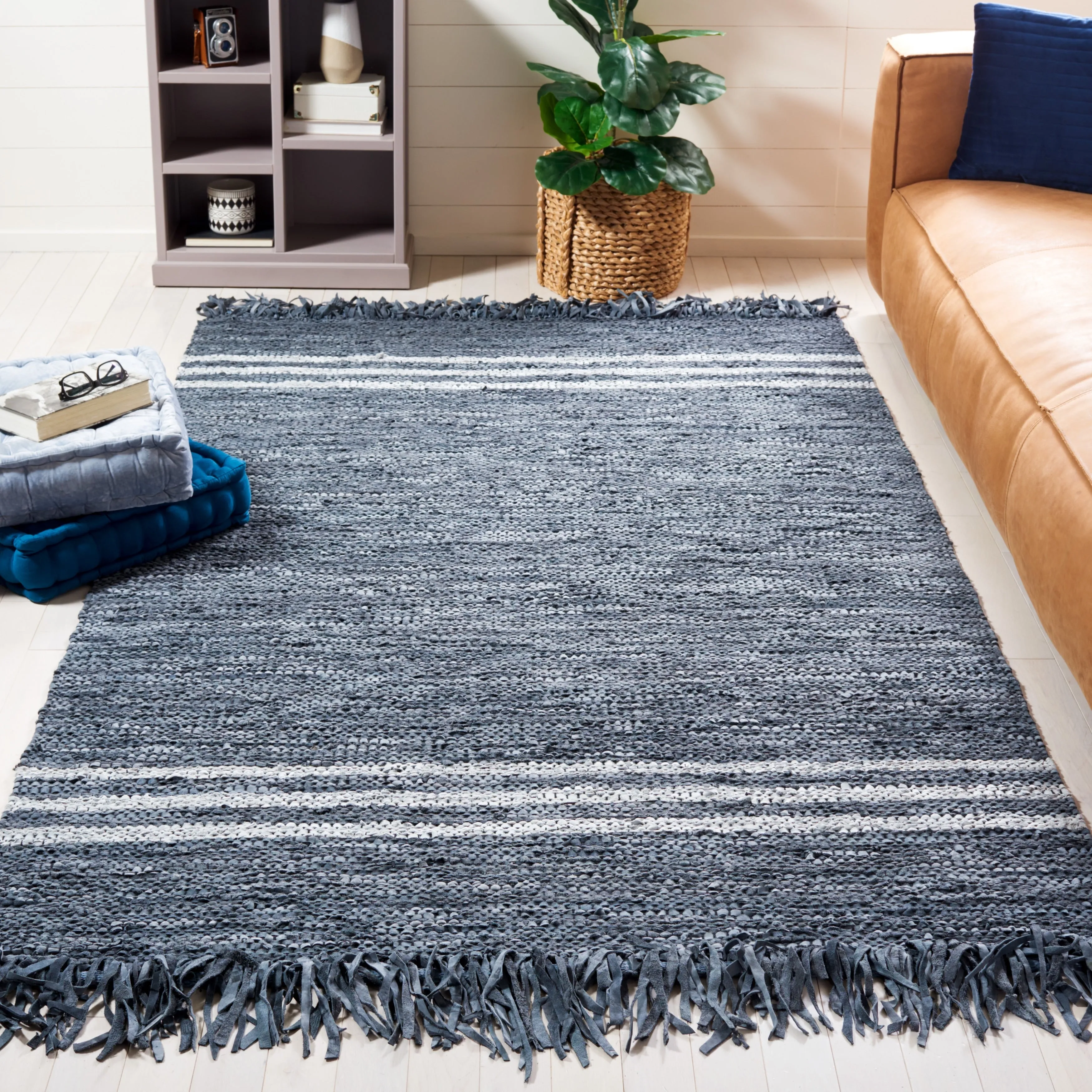 SAFAVIEH Handmade Vintage Leather Brandi Modern Rug