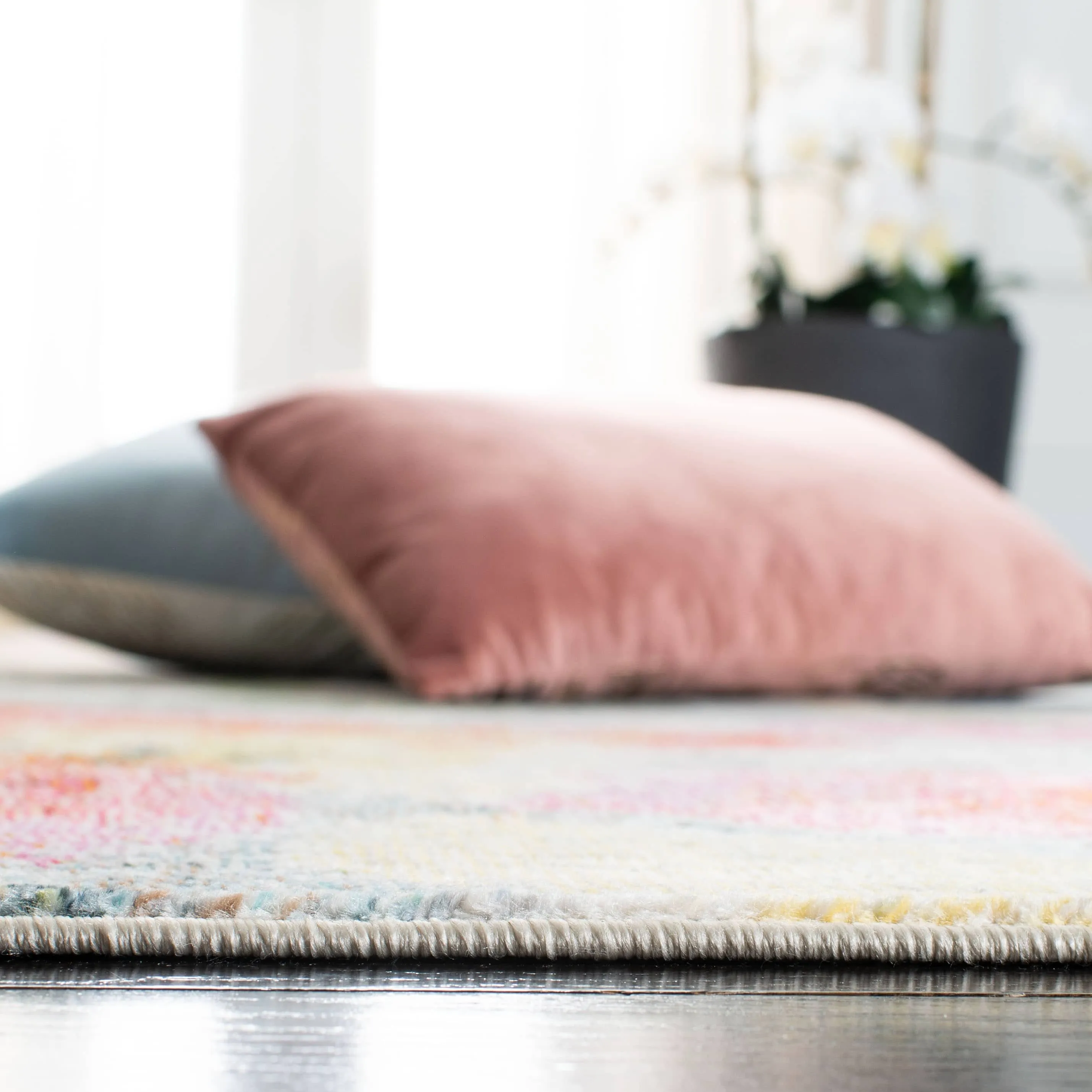 SAFAVIEH Lillian Shari Abstract Floral Rug