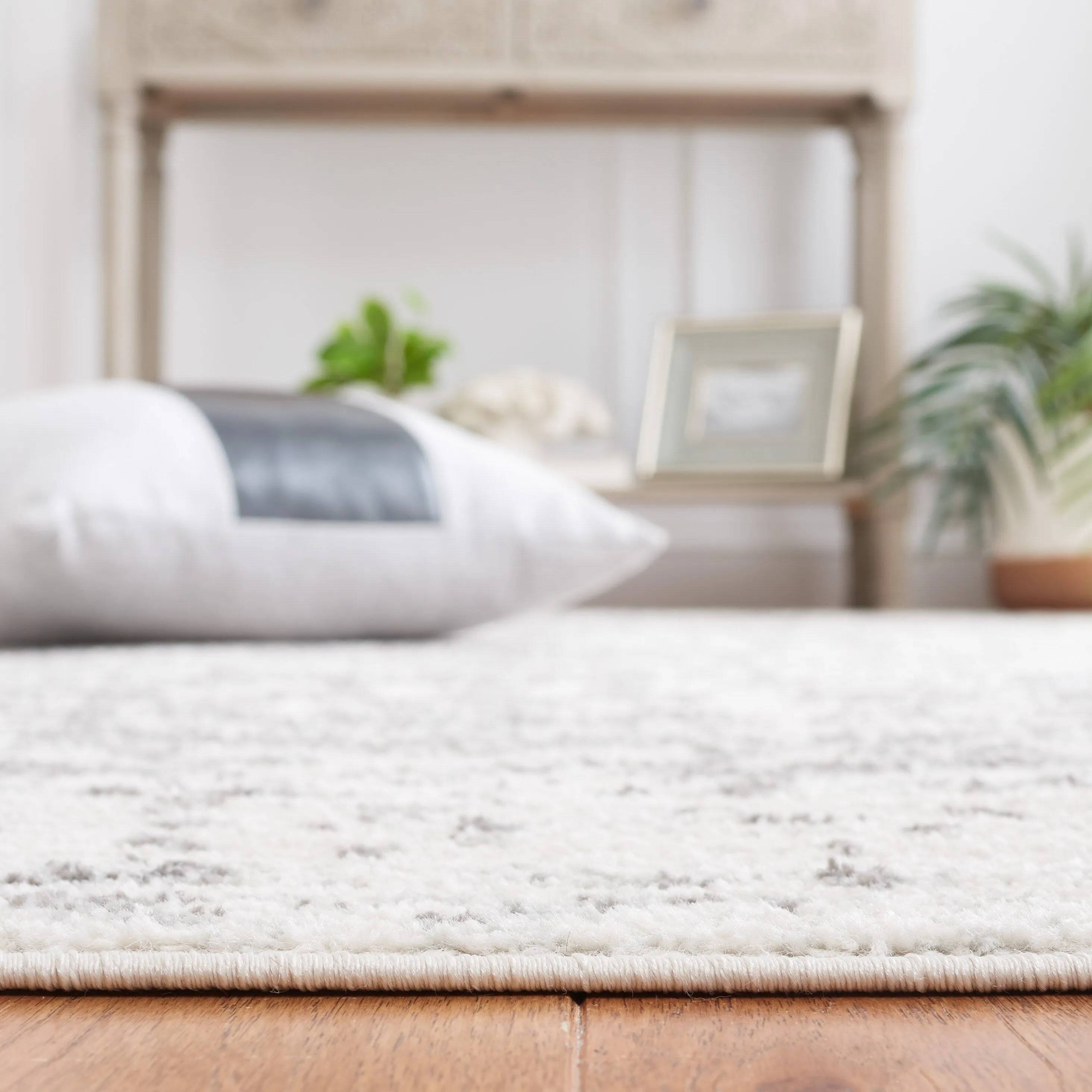 SAFAVIEH Madison Delois Medallion Rustic Farmhouse Distressed Rug