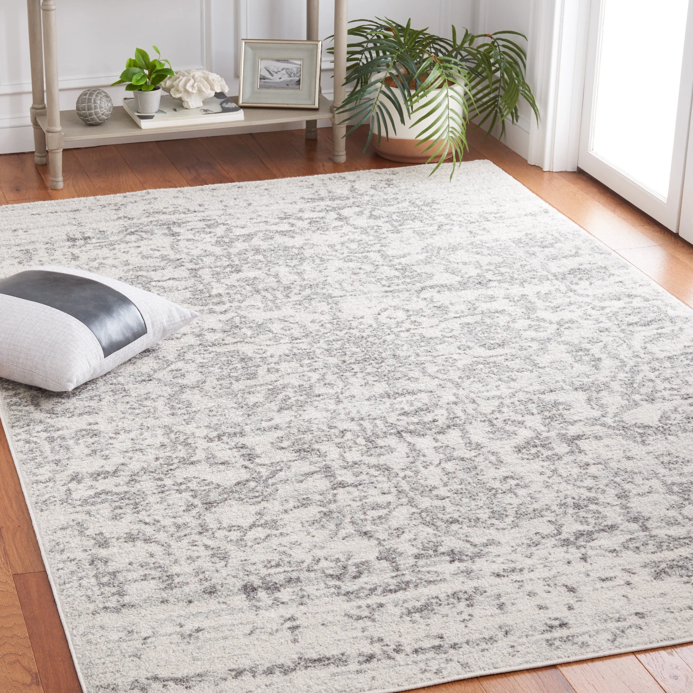 SAFAVIEH Madison Delois Medallion Rustic Farmhouse Distressed Rug