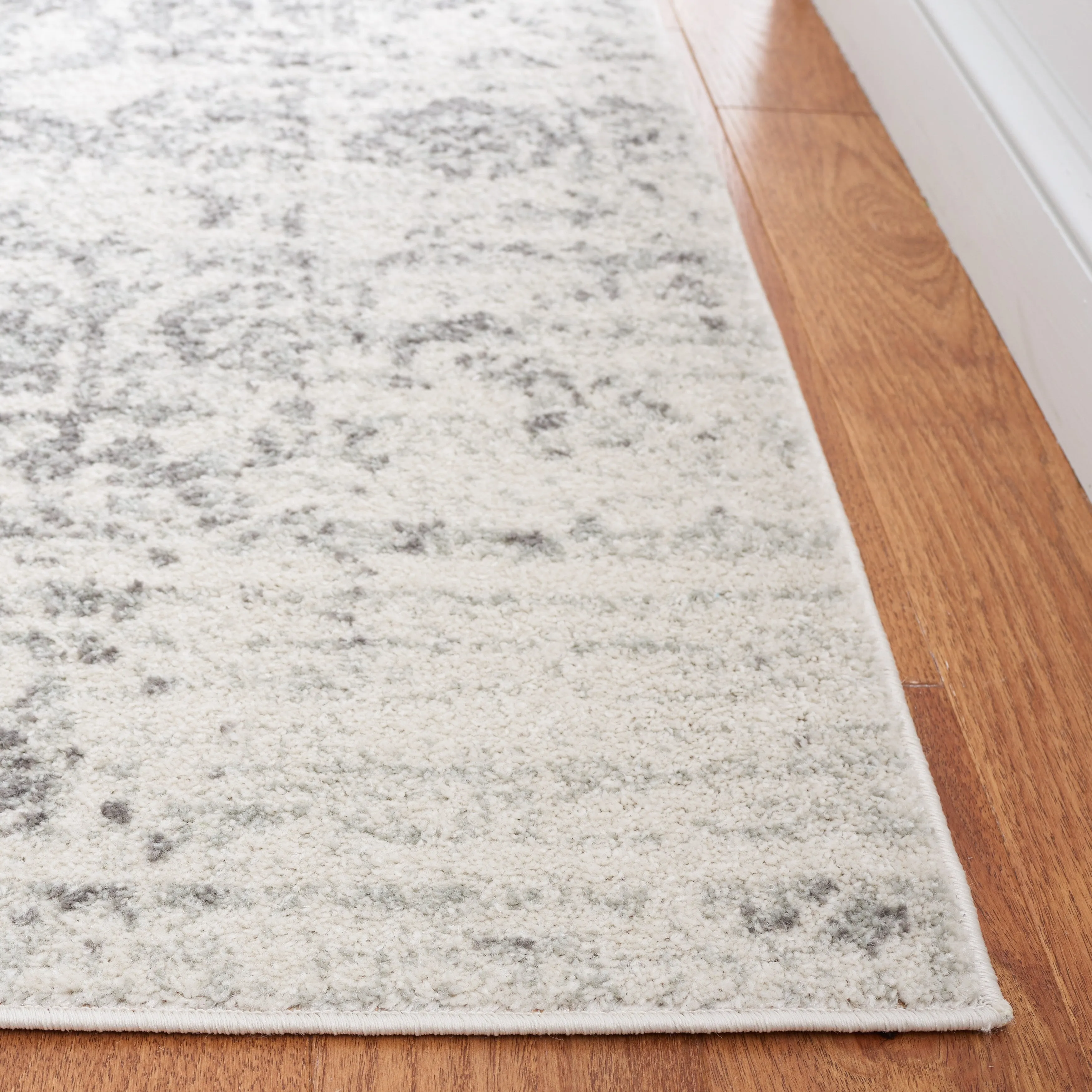 SAFAVIEH Madison Delois Medallion Rustic Farmhouse Distressed Rug