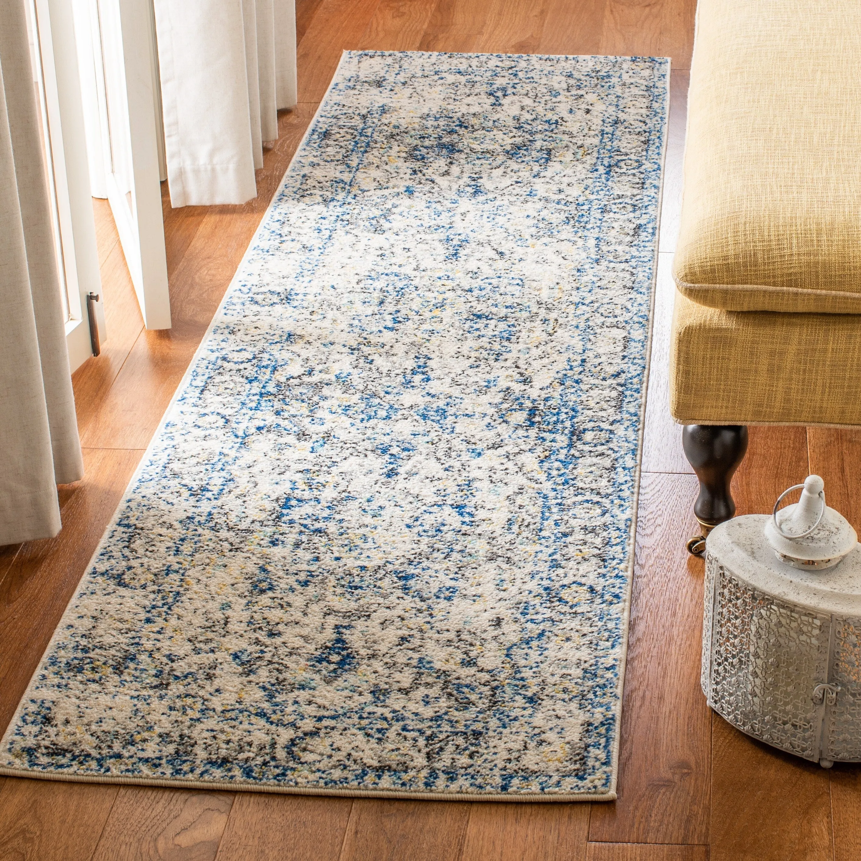 SAFAVIEH Madison Delois Medallion Rustic Farmhouse Distressed Rug