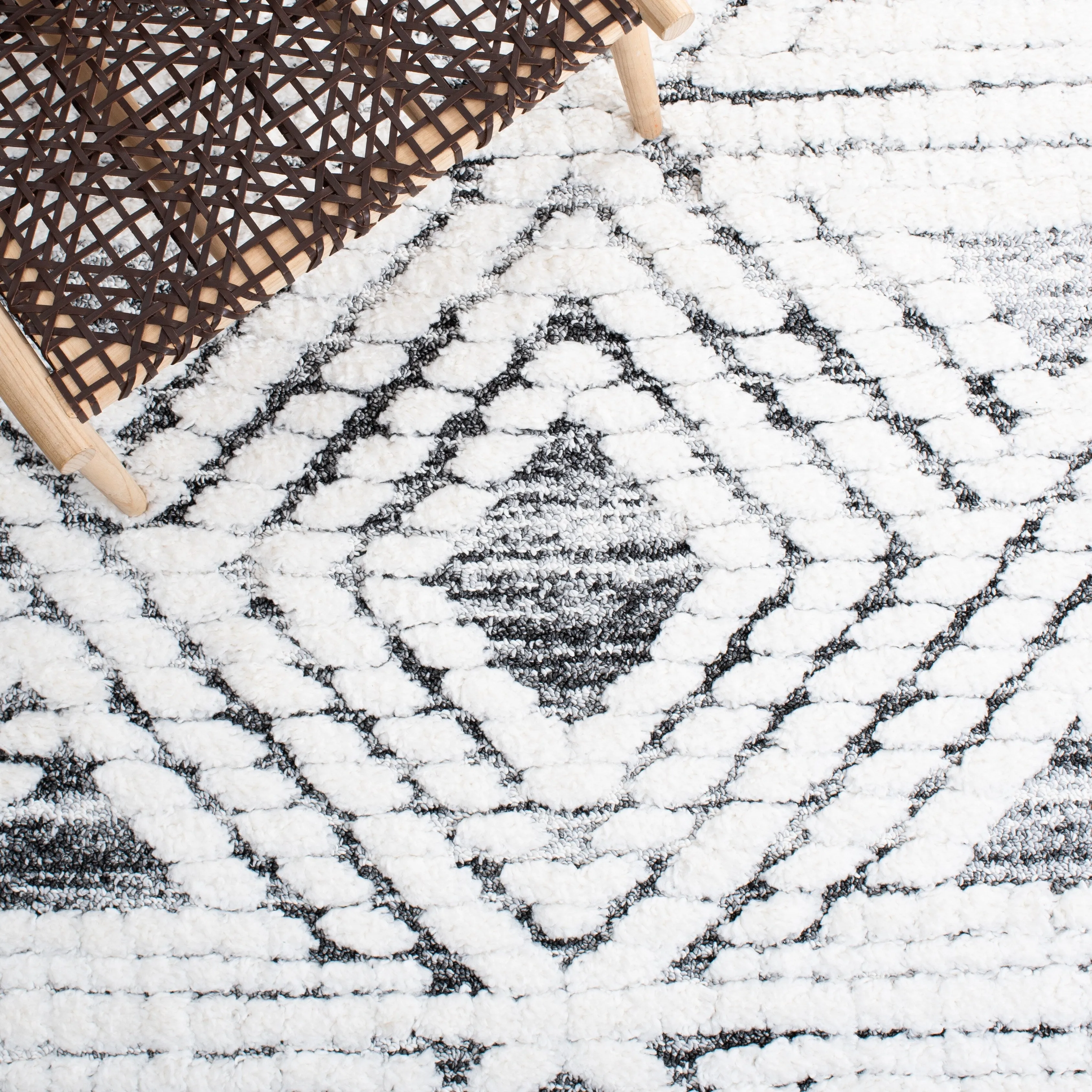 SAFAVIEH Moroccan Tassel Shag Antonina 2-inch Thick Rug