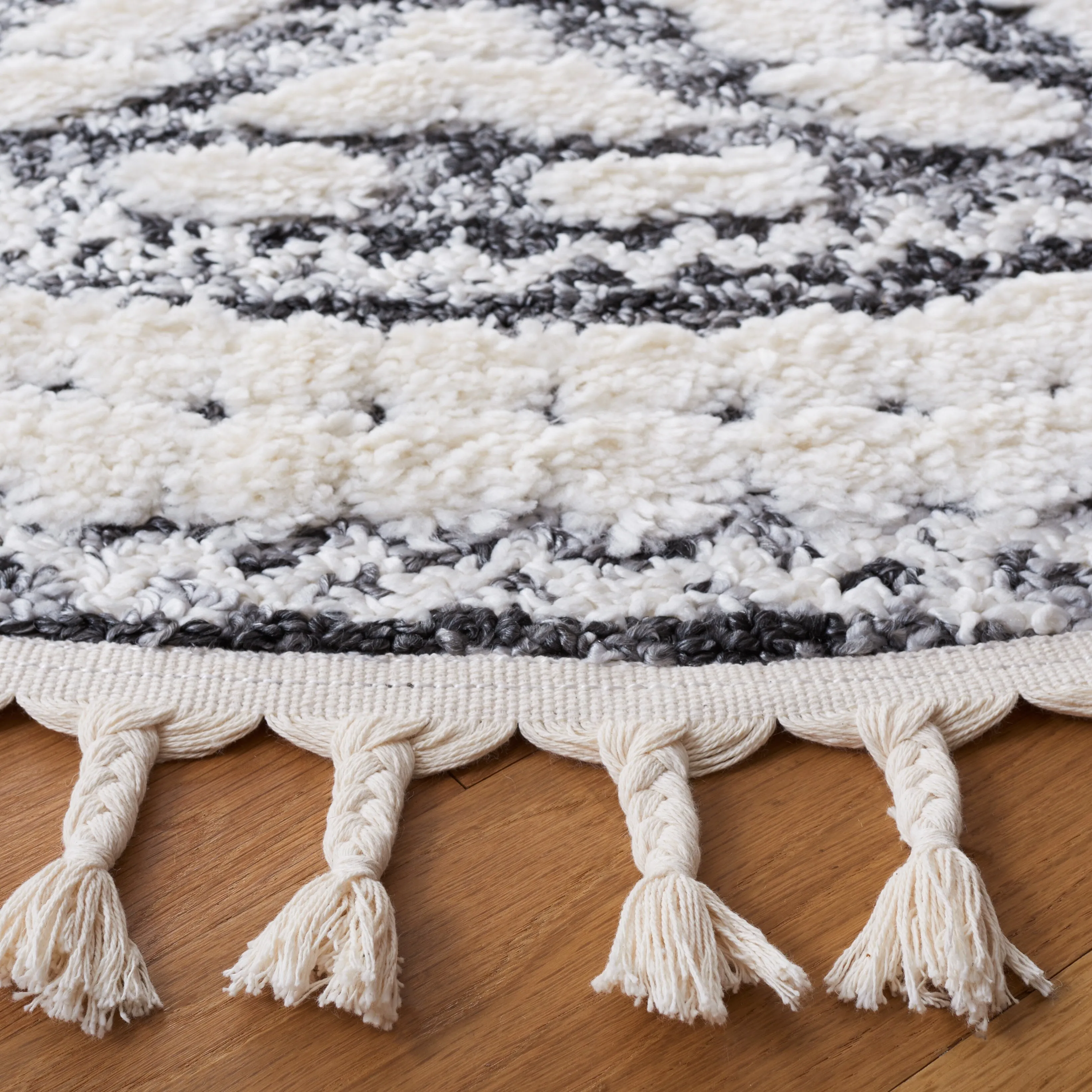 SAFAVIEH Moroccan Tassel Shag Antonina 2-inch Thick Rug