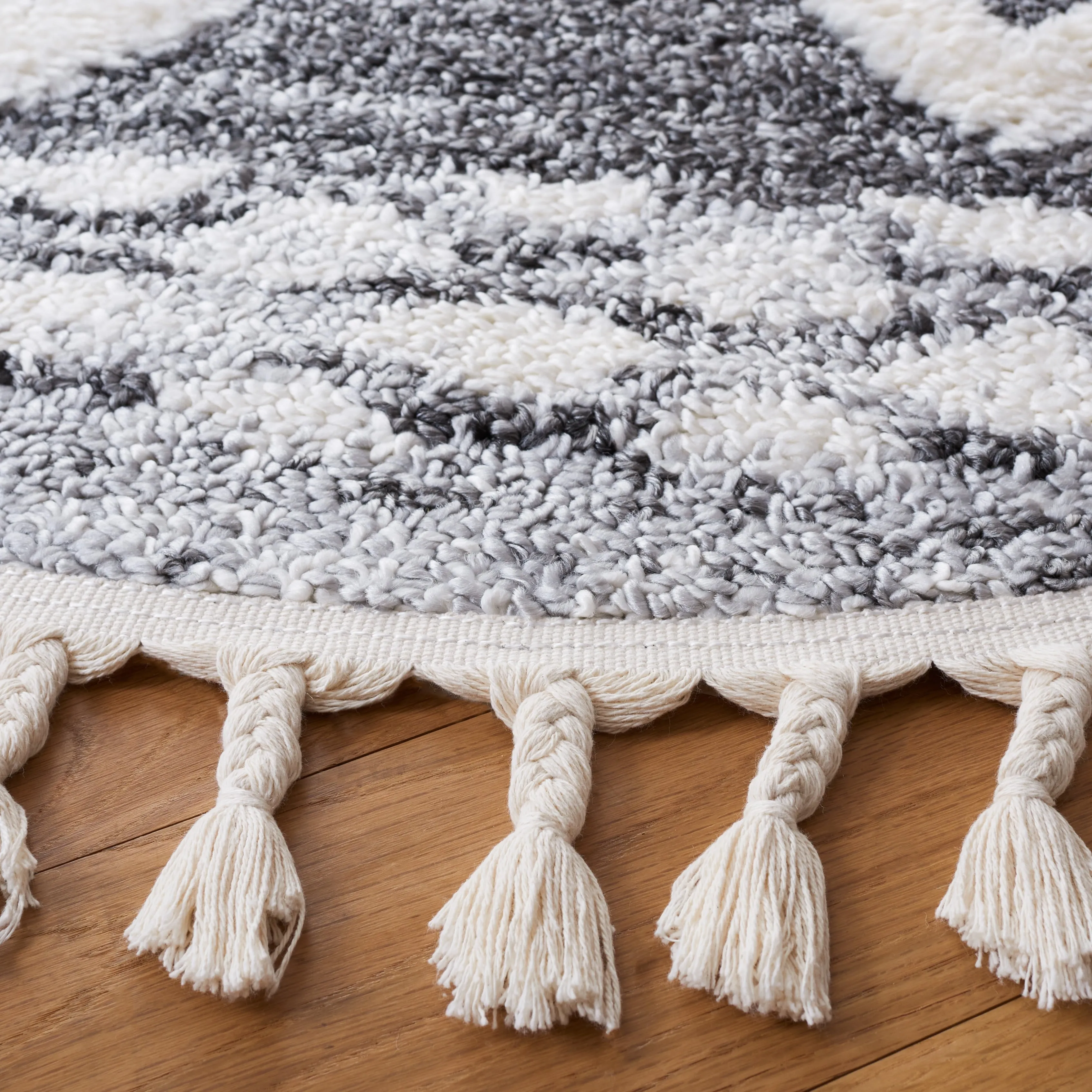 SAFAVIEH Moroccan Tassel Shag Astfridur 2-inch Thick Rug