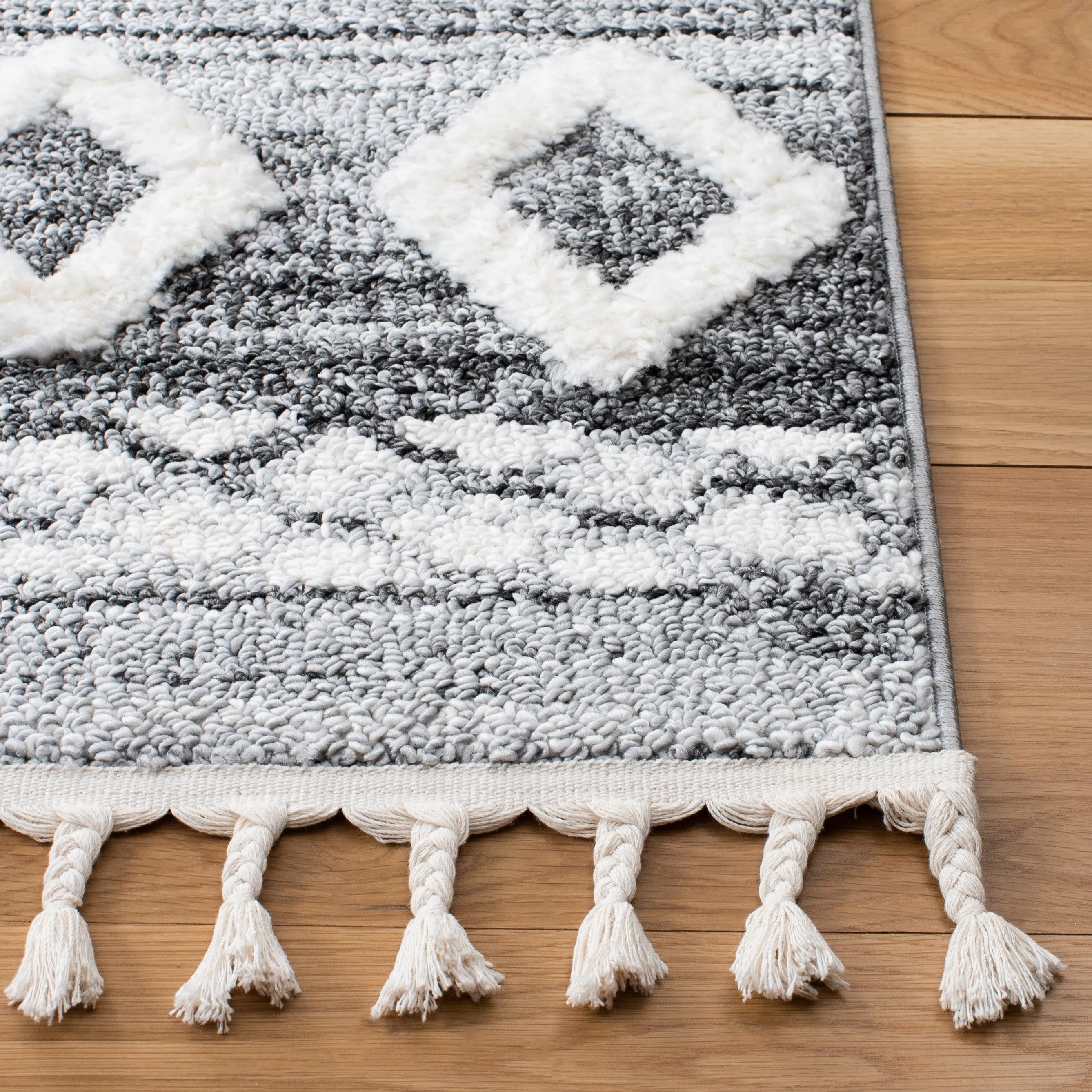 SAFAVIEH Moroccan Tassel Shag Astfridur 2-inch Thick Rug