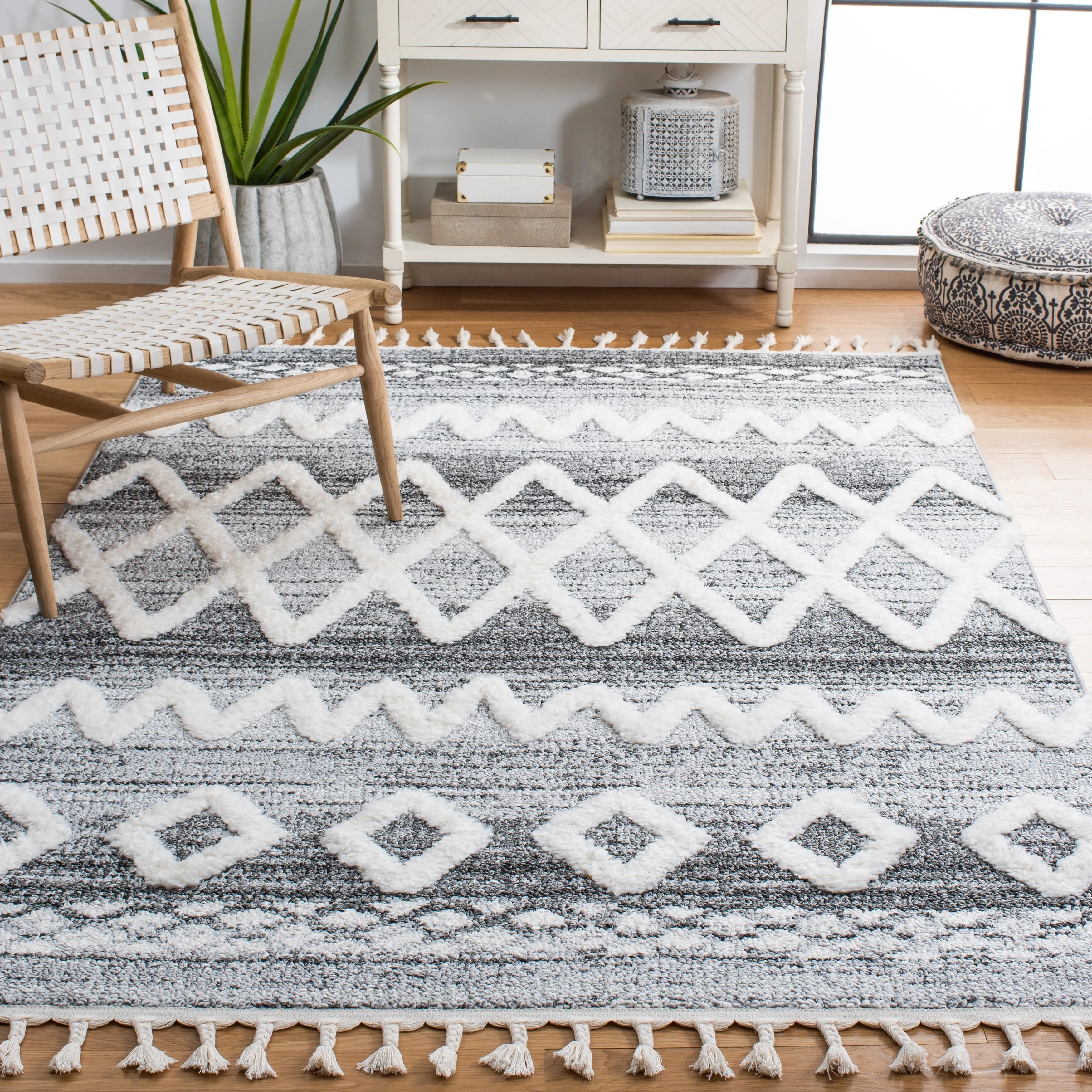 SAFAVIEH Moroccan Tassel Shag Astfridur 2-inch Thick Rug