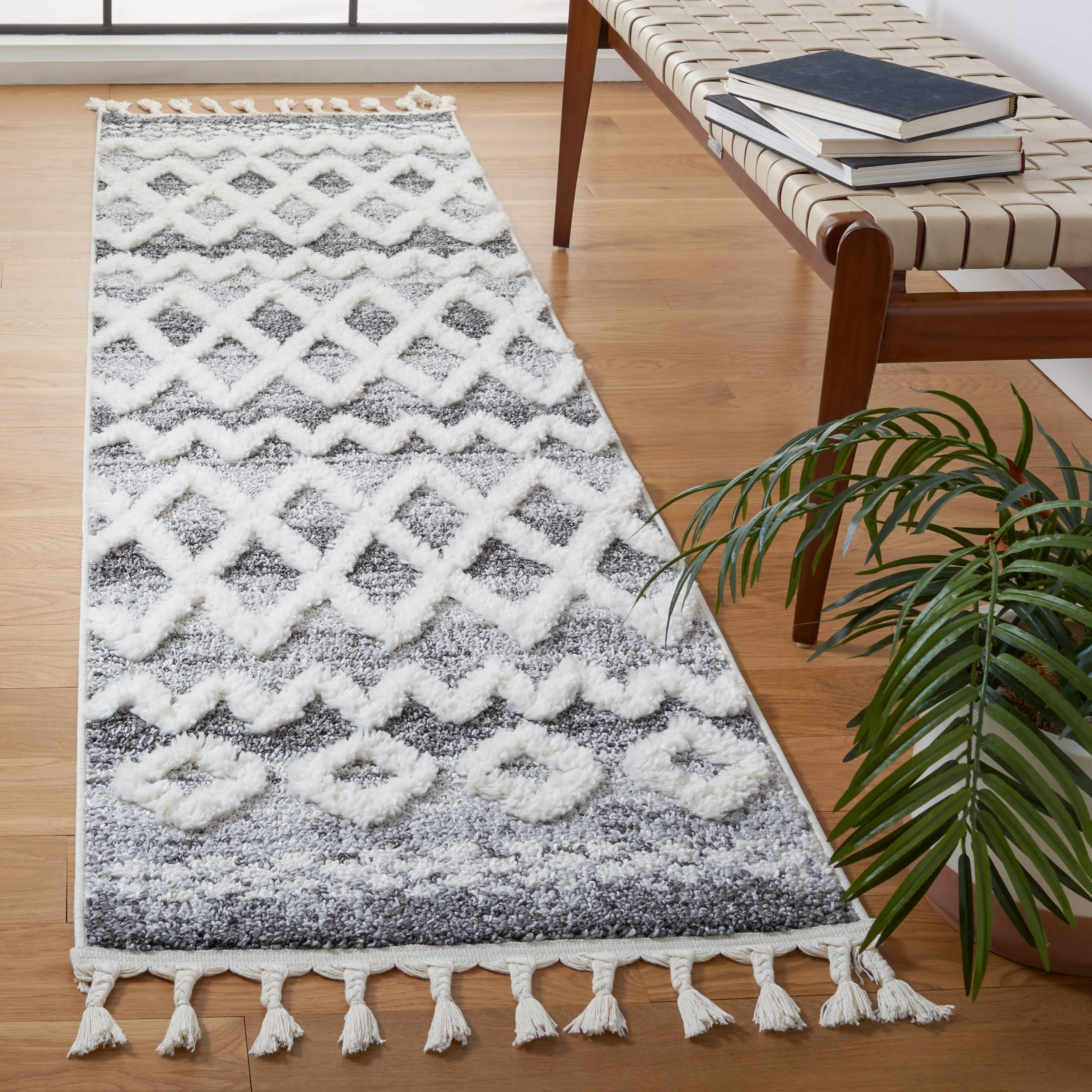 SAFAVIEH Moroccan Tassel Shag Astfridur 2-inch Thick Rug