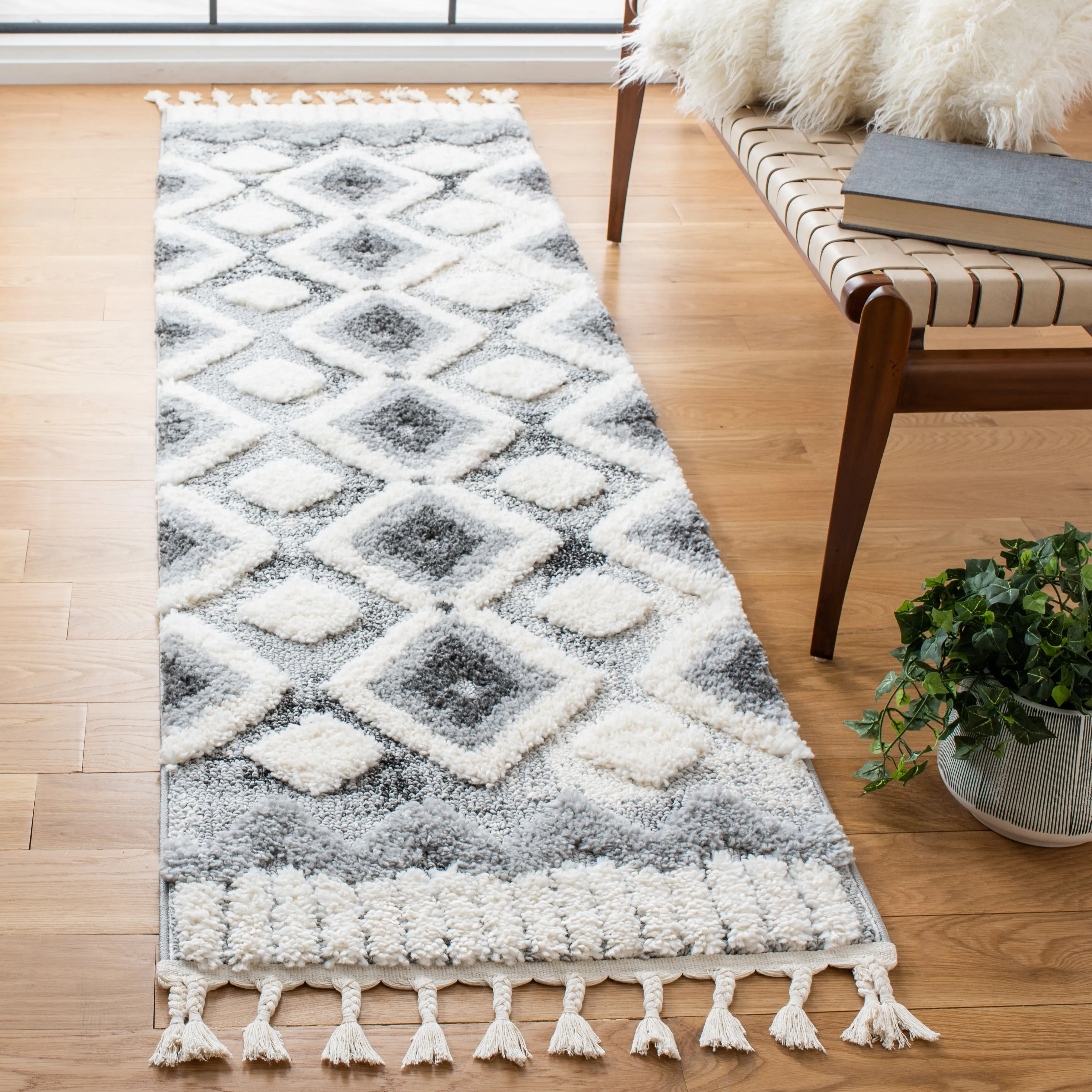 SAFAVIEH Moroccan Tassel Shag Veta 2-inch Thick Rug
