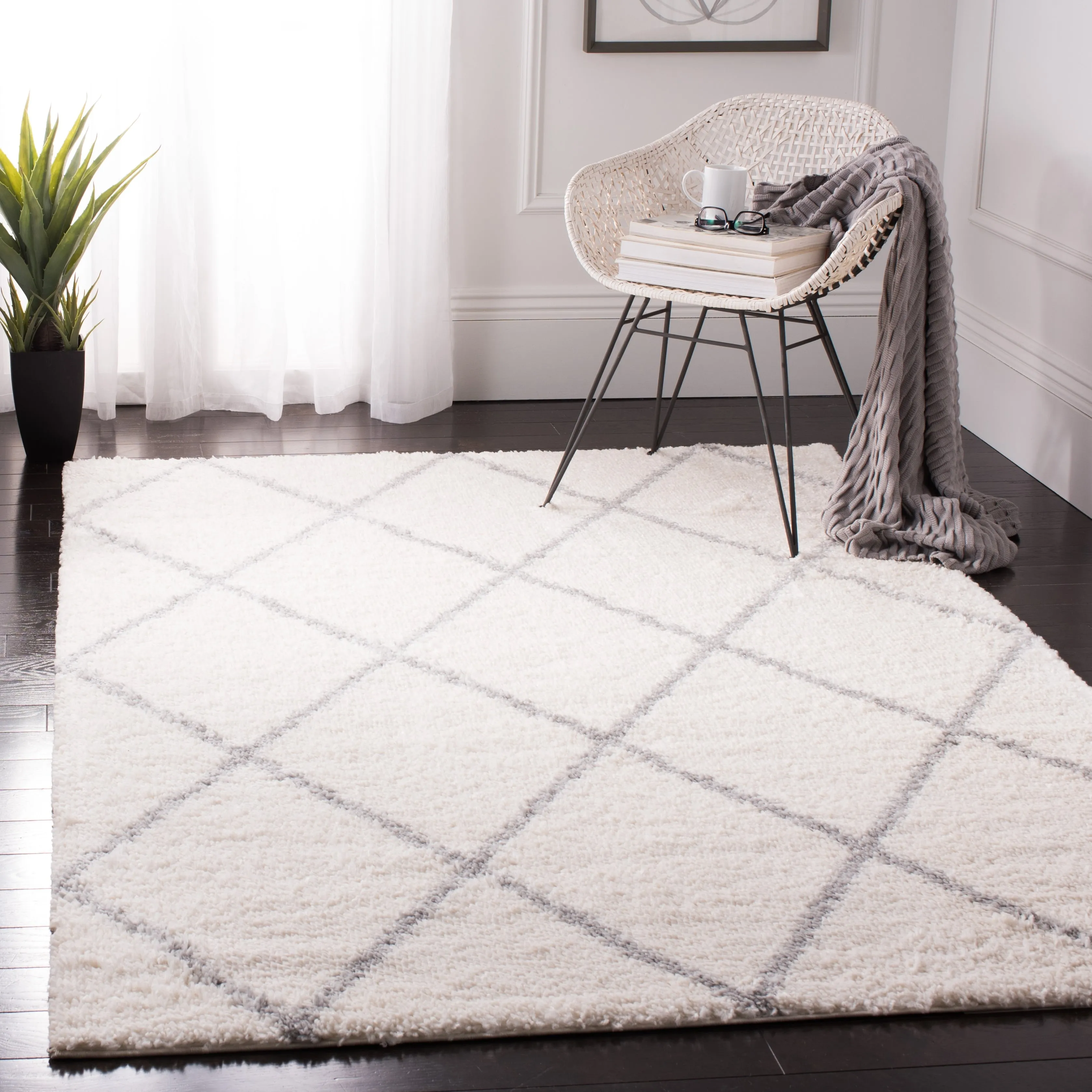 SAFAVIEH Parma Shag Sinda Trellis 1.2-inch Thick Rug