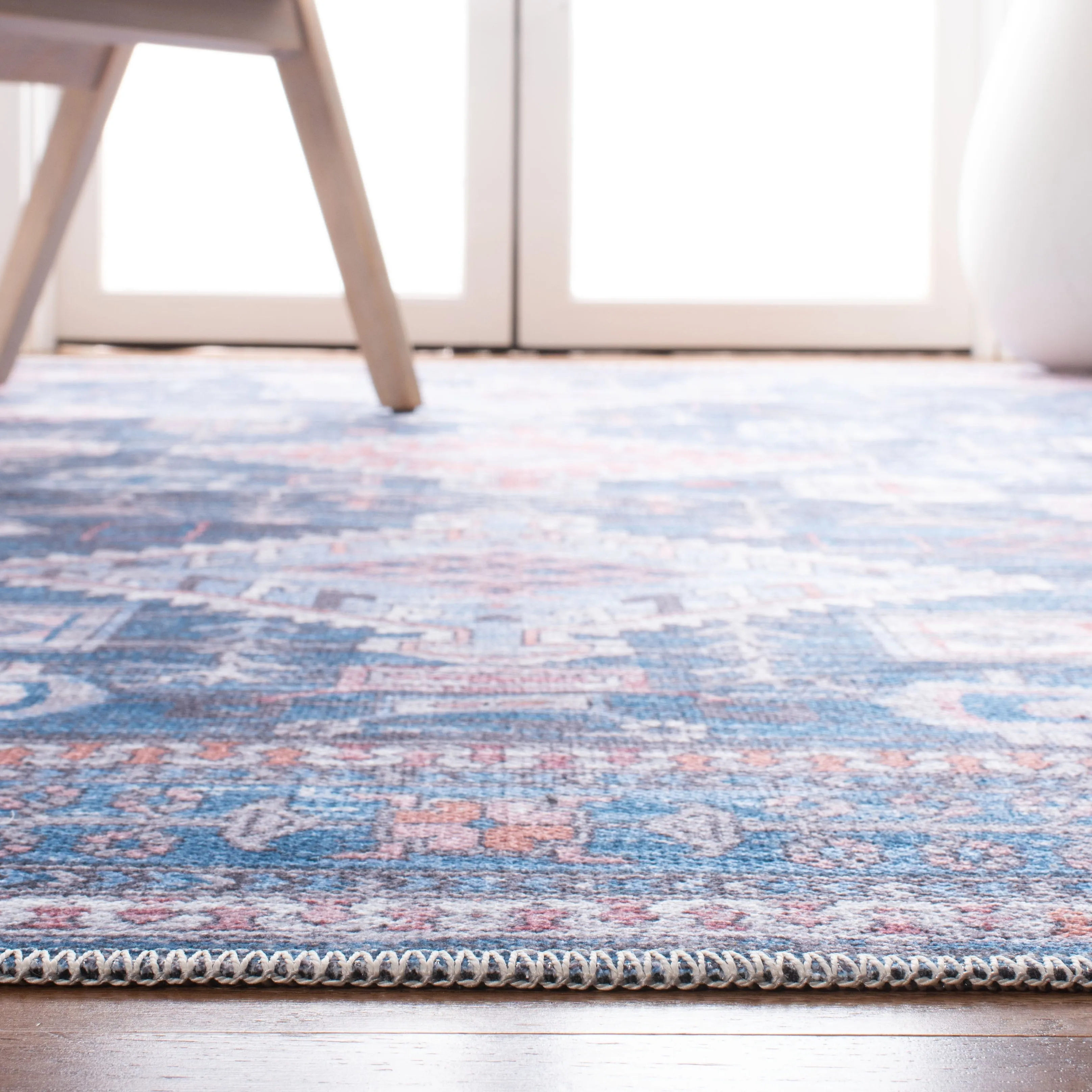 SAFAVIEH Serapi Machine Washable Sybilla Shabby Chic Distressed Rug