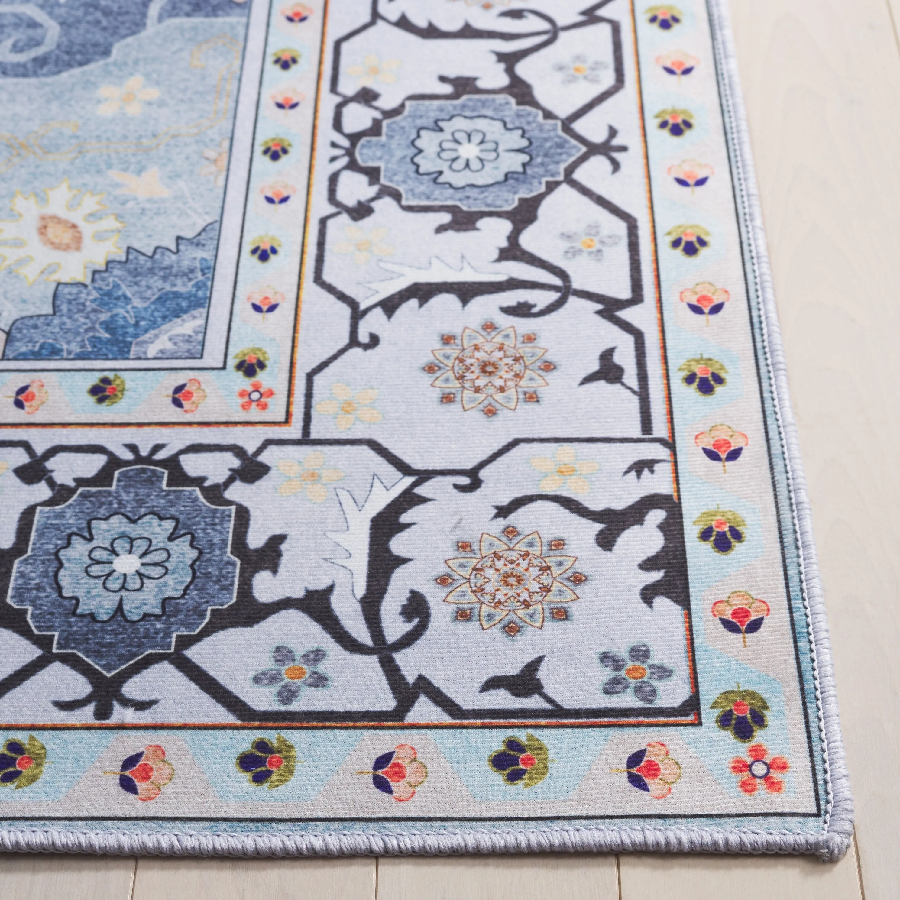 SAFAVIEH. Tucson Machine Washable Slip Resistant Queenie Oriental Medallion