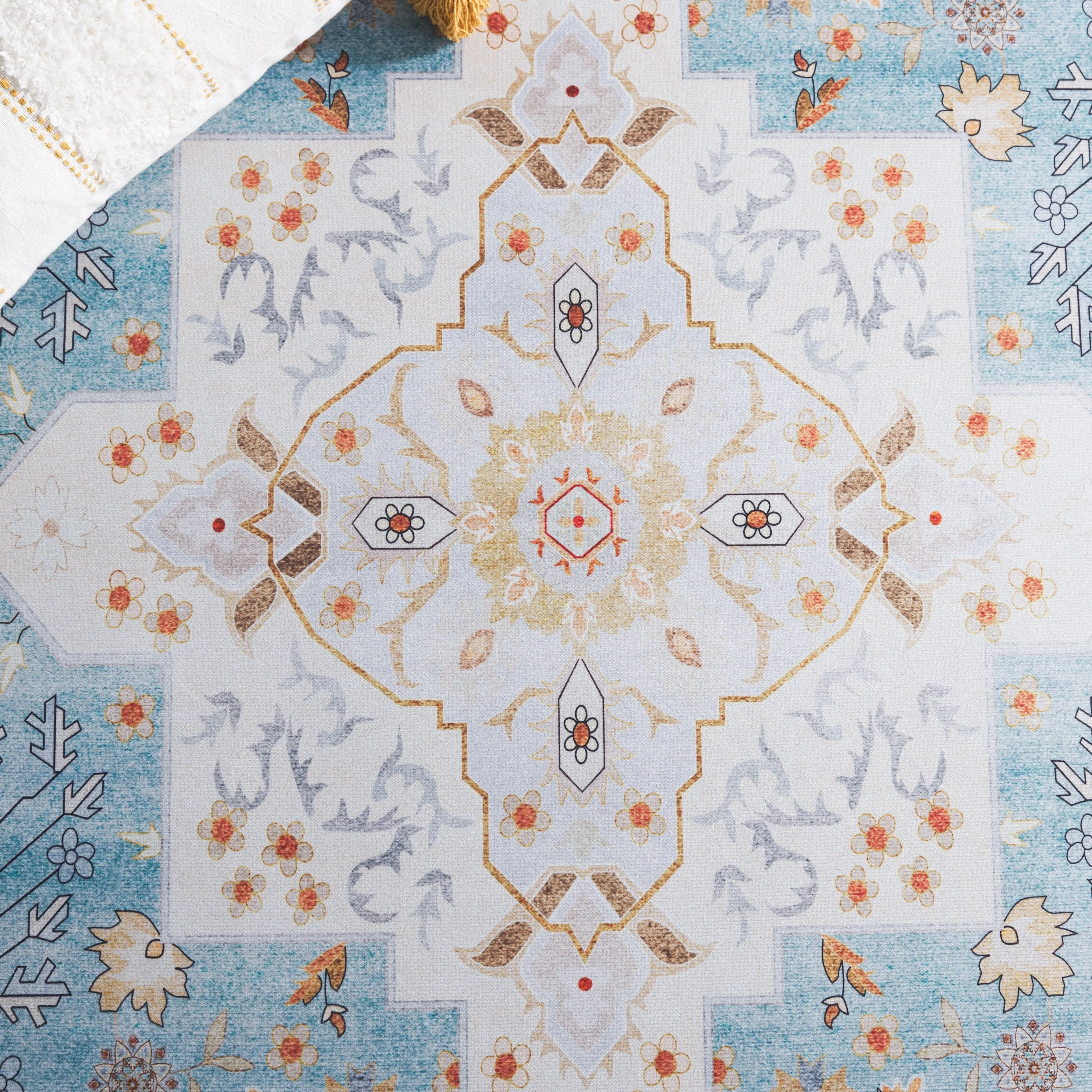 SAFAVIEH. Tucson Machine Washable Slip Resistant Queenie Oriental Medallion