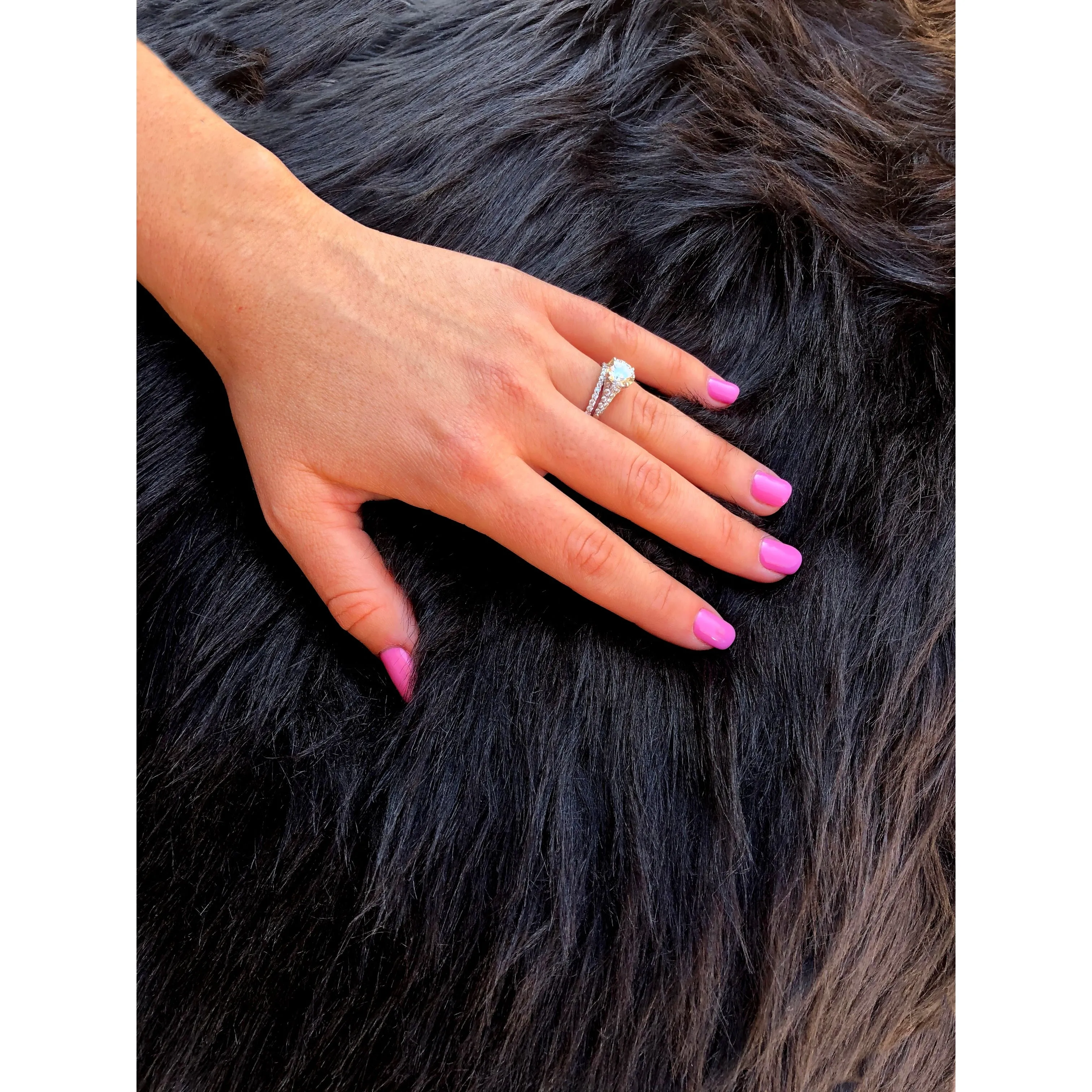 Silver Orchid Nansen Luxurious Faux Sheepskin Round Shag Area Rug