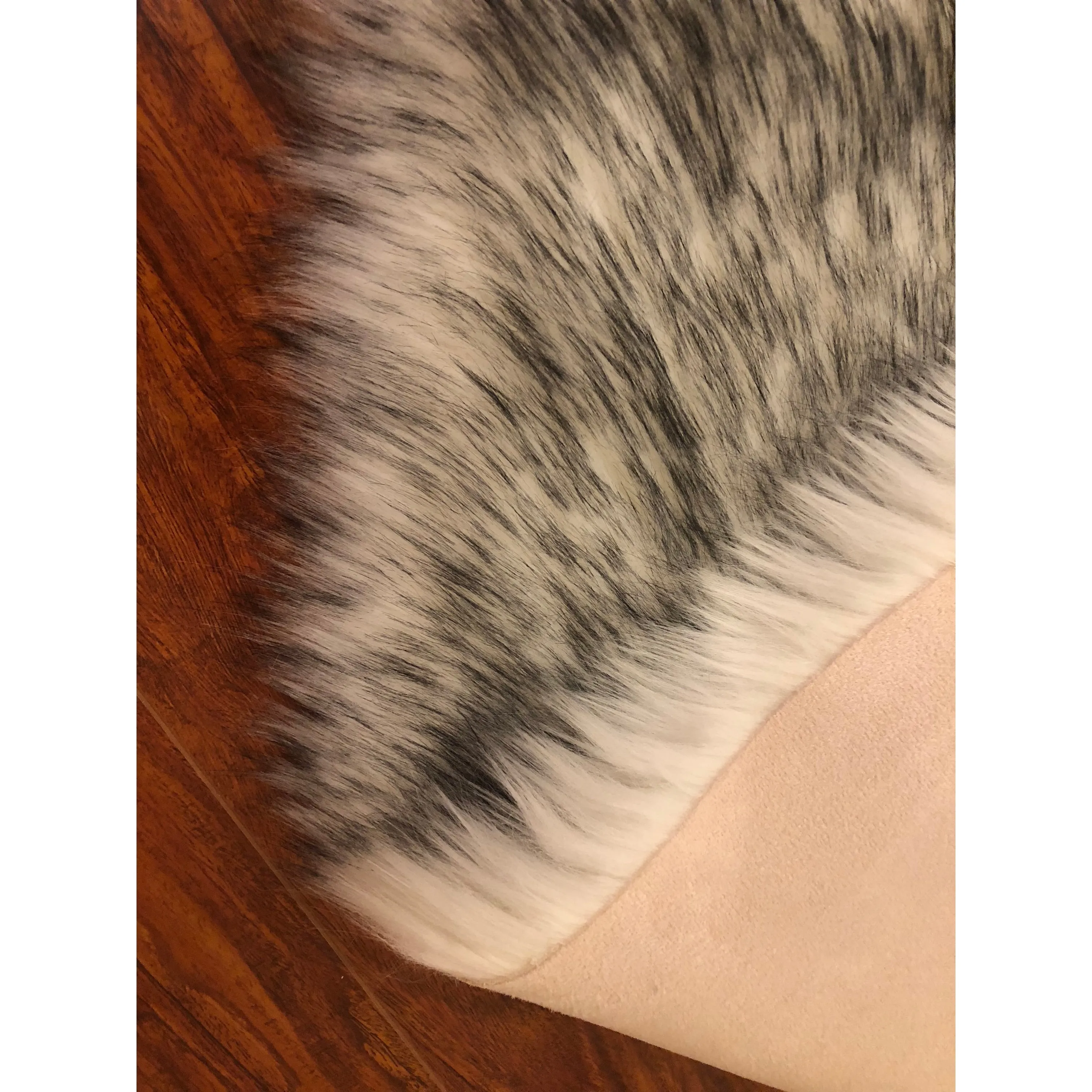 Silver Orchid Nansen Luxurious Faux Sheepskin Round Shag Area Rug